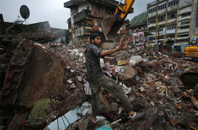 Morador ajuda no resgate a vítimas de desabamento de edifício residencial na Índia; ao menos dez pessoas morreram