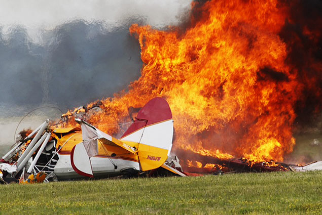 Avião pega fogo após cair durante o Vectren Air Show en Dayton, Ohio, Estados Unidos, no começo da tarde deste sábado (22)