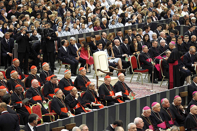 Poltrona papal branca permanece vazia em concerto de gala; ausncia do papa causou constrangimento entre religiosos