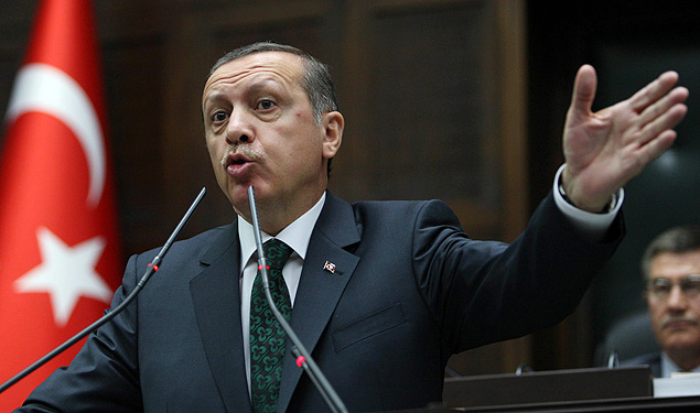 O primeiro-ministro turco fala a seus correligionrios no Parlamento, em Ancara 