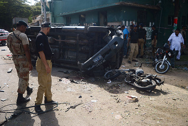 Moto usada para instalar bomba fica destruda aps exploso contra comboio de juiz na cidade de Karachi, no Paquisto