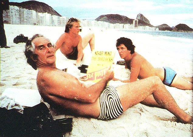 Ronald Biggs na praia, em Copacabana, com Paul Cook e Steve Jones, do Sex Pistols, ao fundo, em 1978