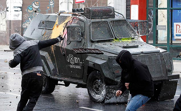Estudantes enfrentam polcia anti-distrbios nas ruas da cidade de Valparaso, no Chile