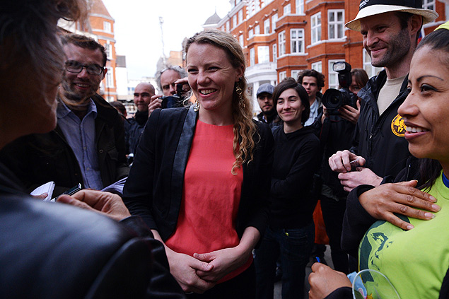 Em imagem de junho de 2012, Sarah Harrison fala com a imprensa do lado de fora da embaixada do Equador, em Londres