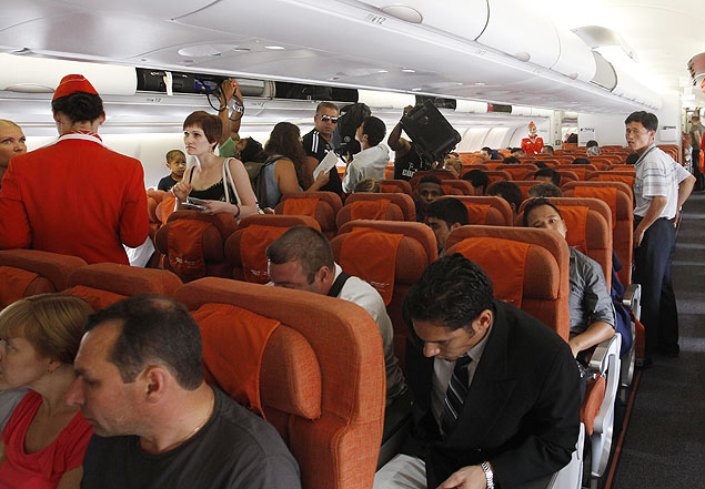 Passageiros se acomodam em voo da Aeroflot com destino a Havana; Snowden no estava na lista de passageiros