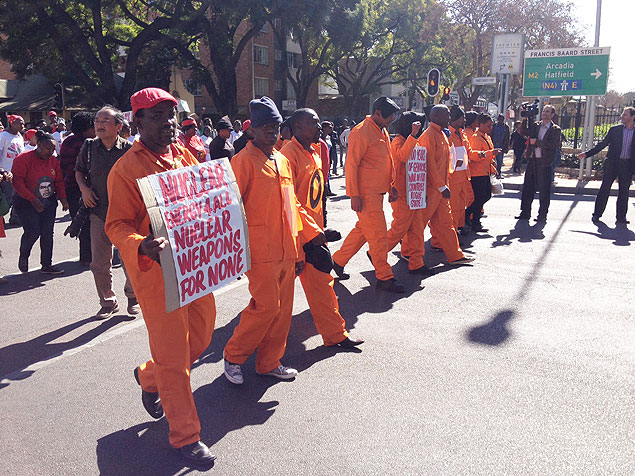 Manifestantes se vestem de prisioneiros de Guantnamo para protestar contra a poltica externa americana em Pretria