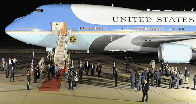 Presidente dos EUA, Barack Obama, acompanhado da primeira-dama e das filhas chega  frica do Sul