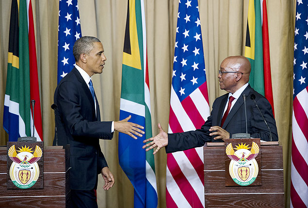 Barack Obama cumprimenta o presidente sul-africano, Jacob Zuma, durante coletiva de imprensa em Pretoria