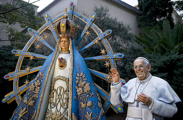 Ao lado da Nossa Senhora de Luján, a estátua do papa Francisco é a nova atração da Catedral de Buenos Aires