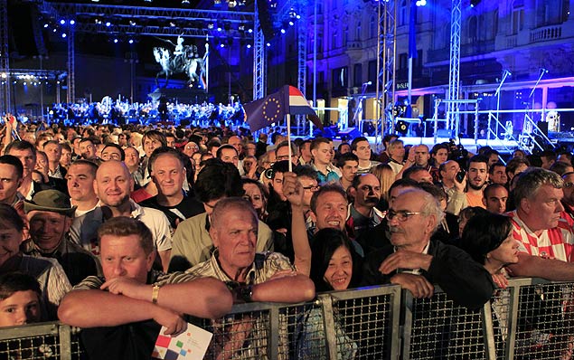 Milhares de pessoas se reúnem em Zagreb, na Croácia, para comemorar a entrada do país na União Europeia, neste domingo