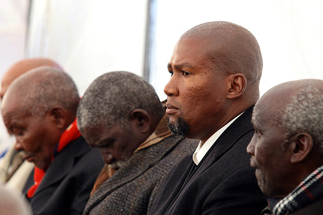 Mandla Mandela (ao centro, de cabea erguida) comparece a funeral de parente em Qunu