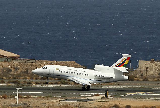 Avião da Presidência da Bolívia pousa em Las Palmas, onde fez escala em direção a La Paz; avião ainda para em Fortaleza