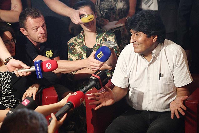 Em entrevista antes de voltar a La Paz, Evo Morales acusou EUA de pedirem a pa�ses europeus que bloqueassem avi�o