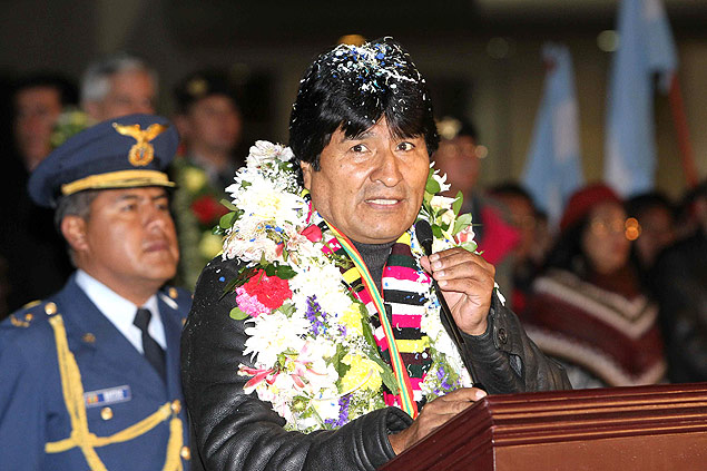 Presidente da Bolvia, Evo Morales,  recebido em La Paz aps ser barrado na Europa; ele ofereceu asilo a Snowden
