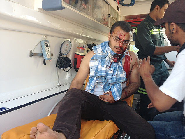 Homem  resgatado em ambulncia aps ser baleado em protesto em frente ao quartel da Guarda Revolucionria no Cairo
