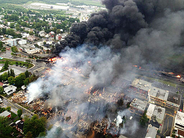 Quarteiro  destrudo aps vages-tanque de trem que descarrilou pegarem fogo na cidade de Lac Megantic, no Canad