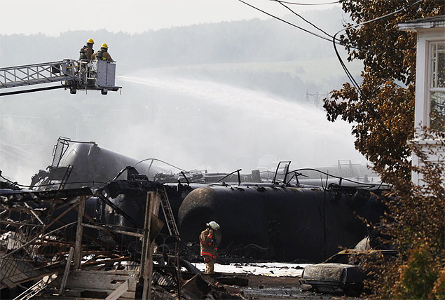 Bombeiros trabalham no local do acidente com um trem desgovernado na cidade de Lac-Megantic, na provncia de Quebec, no Canad
