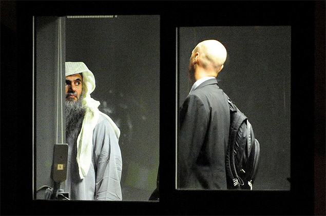 Clrigo radical Abu Qatada espera na base area de Northolt, em Londres, para ir  Jordnia, para onde foi extraditado