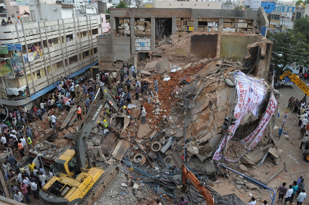 Desmoronamento de hotel deixa ao menos seis mortos em Secunderabad, no sul da ndia 