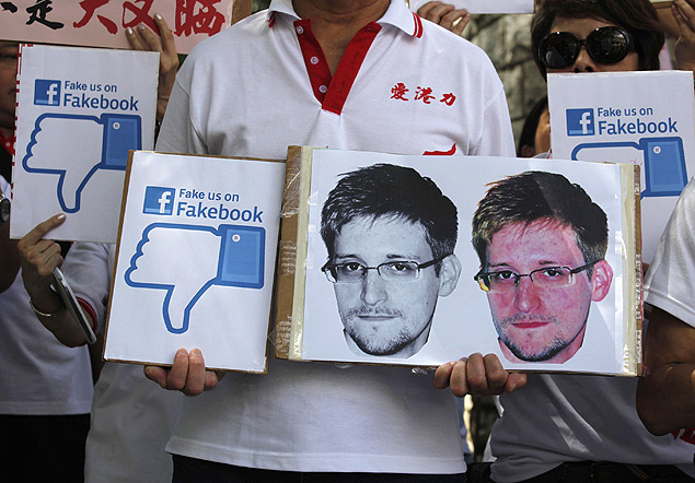 Manifestante a favor de Edward Snowden em Hong Kong, nesta tera; deputado russo diz que delator aceitou asilo venezuelano