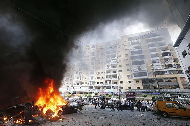 Bombeiros tentam apagar incndio provocado por exploso de carro-bomba em bairro xiita de Beirute, nesta tera
