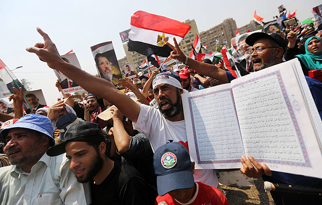 Aliados de Mursi levam cpias do Alcoro para nova manifestao em apoio ao presidente deposto no Cairo, nesta tera