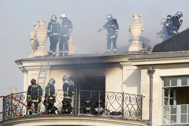 Bombeiros tentam controlar incndio no famoso Hotel Lambert, palacete do sculo XVII no centro de Paris