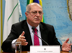 "When I send you an email and I want nobody to snoop. Last year, the U.S. made 311 requests (to companies). They aren't working in the retail market," Brazil's Communication Minister Paulo Bernardo told *Folha*. "It's necessary to encourage a safer email service."
