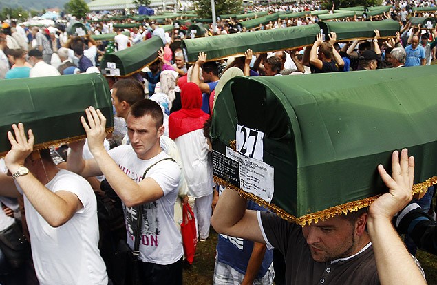 Bsnios carregam os 409 caixes das ltimas vtimas identificadas do massacre de Srebrenica, na Bsnia, nesta quarta