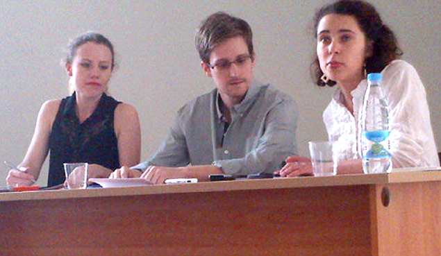 Foto liberada pelo Human Rights Watch mostra Snowden em reunio com ativistas no aeroporto de Moscou em 12 de julho