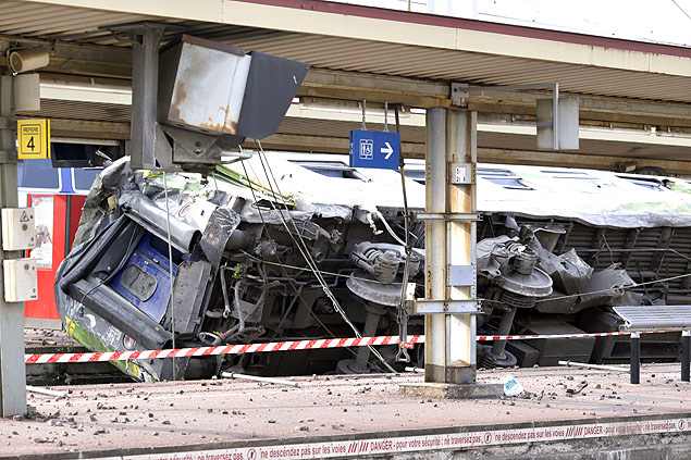 Vagões destruídos após descarrilamento na estação de Brétigny-sur-Orge, ao sul de Paris, nesta sexta-feira