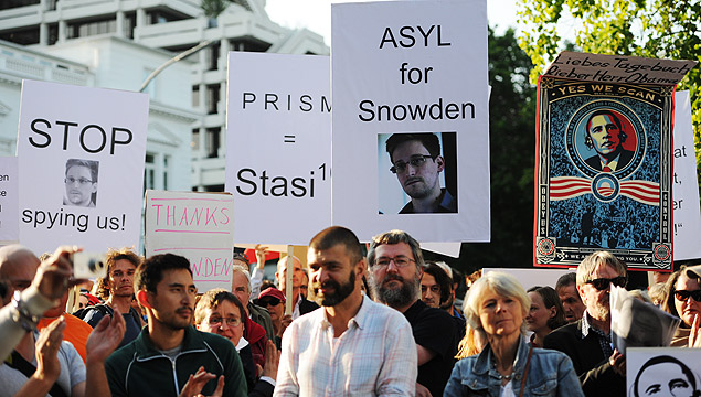 Manifestantes protestam contra espionagem dos EUA em Hamburgo; delator Edward Snowden convocou reunio com ativistas