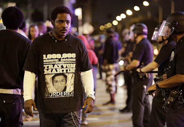 Manifestante em Los Angeles veste camisa com foto de homem morto por Zimmerman