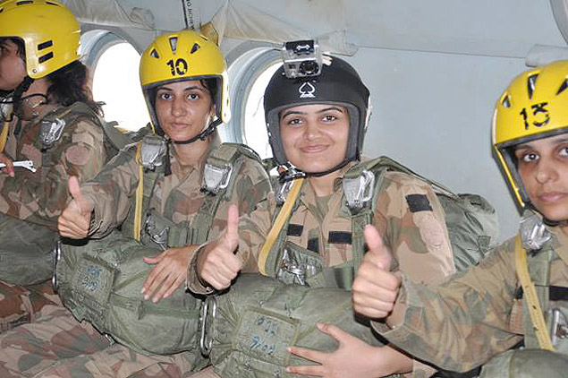 Foto de divulgação da primeira turma de mulheres paraquedistas do Exército do Paquistão