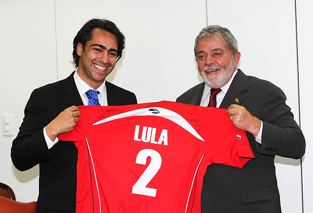 Em fotografia de 2009, o presidente Lula recebe o ex-produtor de cinema Marco Enrquez-Ominami no Brasil