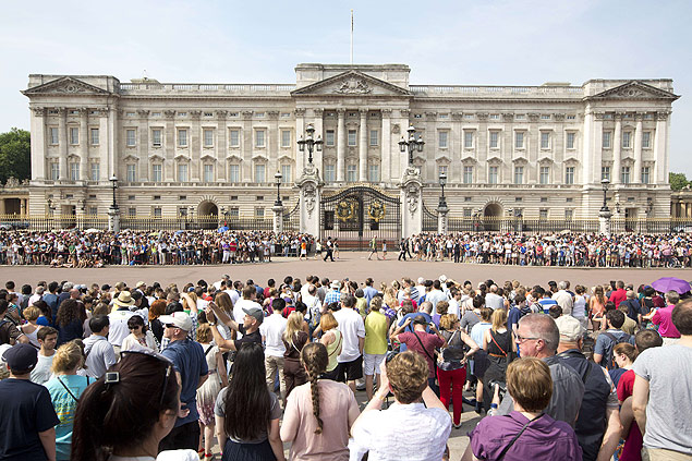 Multidão reunida em frente ao palácio Buckingham à espera do anúncio oficial do nascimento do herdeiro do trono inglês