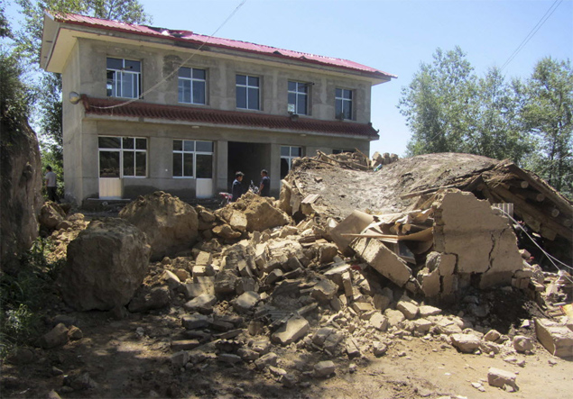 Casa fica destruída após terremoto de magnitude 6,6 atingir o noroeste da china; ao menos 89 pessoas morreram