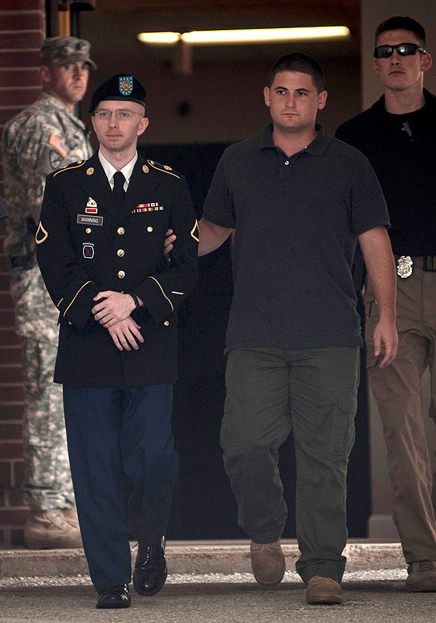 Bradley Manning  escoltado para fora da corte marcial em Fort Meade, aps o fim da sesso de quinta-feira (25)