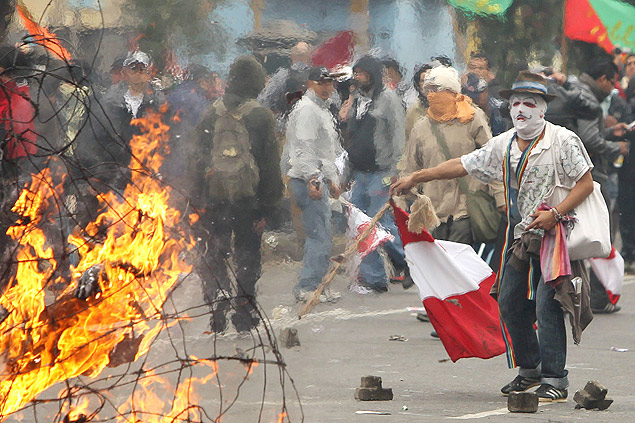 Manifestantes e polcia se enfrentam nas ruas de Lima em protesto contra medidas do governo Humala, que completa dois anos