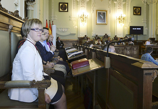 ngela Bachiller, que tem sndrome de Down, toma posse como vereadora na cidade de Valladolid, no norte espanhol