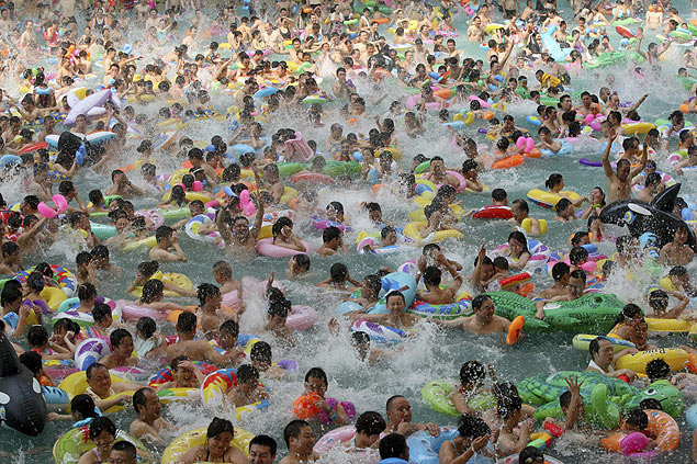 Centenas de pessoas brincam em piscina de Daying (China); a temperatura local chegou aos 40 na ltima semana 
