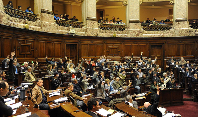 Deputados uruguaios aprovam projeto de lei que pode tornar o pas o 1 a assumir controle da produo e venda da maconha