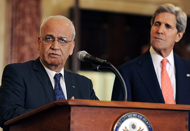 Negociador Saeb Erekat, ao lado do secretrio de Estado dos EUA, John Kerry; para ele, ceticismo sobre paz  normal
