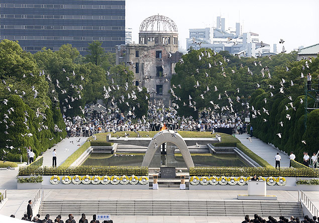 Pombas voam sobre o Memorial da Paz, em Hiroshima, durante homenagem s vtimas da bomba atmica, lanada na 2 Guerra Mundial 