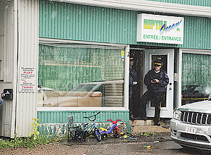 Policiais em frente a pet shop Reptile Ocean, em Campbellton, no Canad 