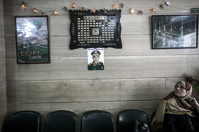 Cartaz com foto do general Sisi, que havia expressado seu apoio a Mohamed Mursi, presidente deposto por militares