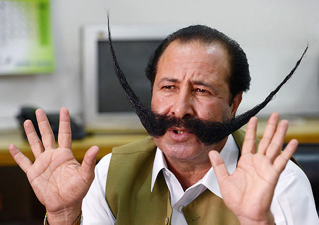 Empresrio Malik Afridi tem bigode de 76 cm; ameaado por Taleban, ele quer pedir asilo a outros pases para manter adereo