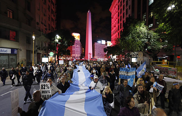 Manifestantes carregam bandeira argentina durante panelao contra a presidente Cristina Kirchner, em Buenos Aires