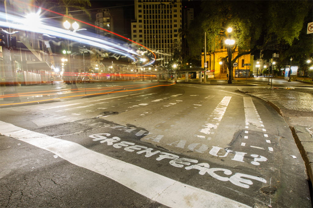 Ativistas do Greenpeace destacam faixas de pedestre apagadas por falta de manuteno em diferentes pontos de SP