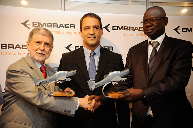 O ministro da Defesa, Celso Amorim, e o ministro das Forças Armadas do Senegal, Augustin Tine, em acordo para venda de aviões